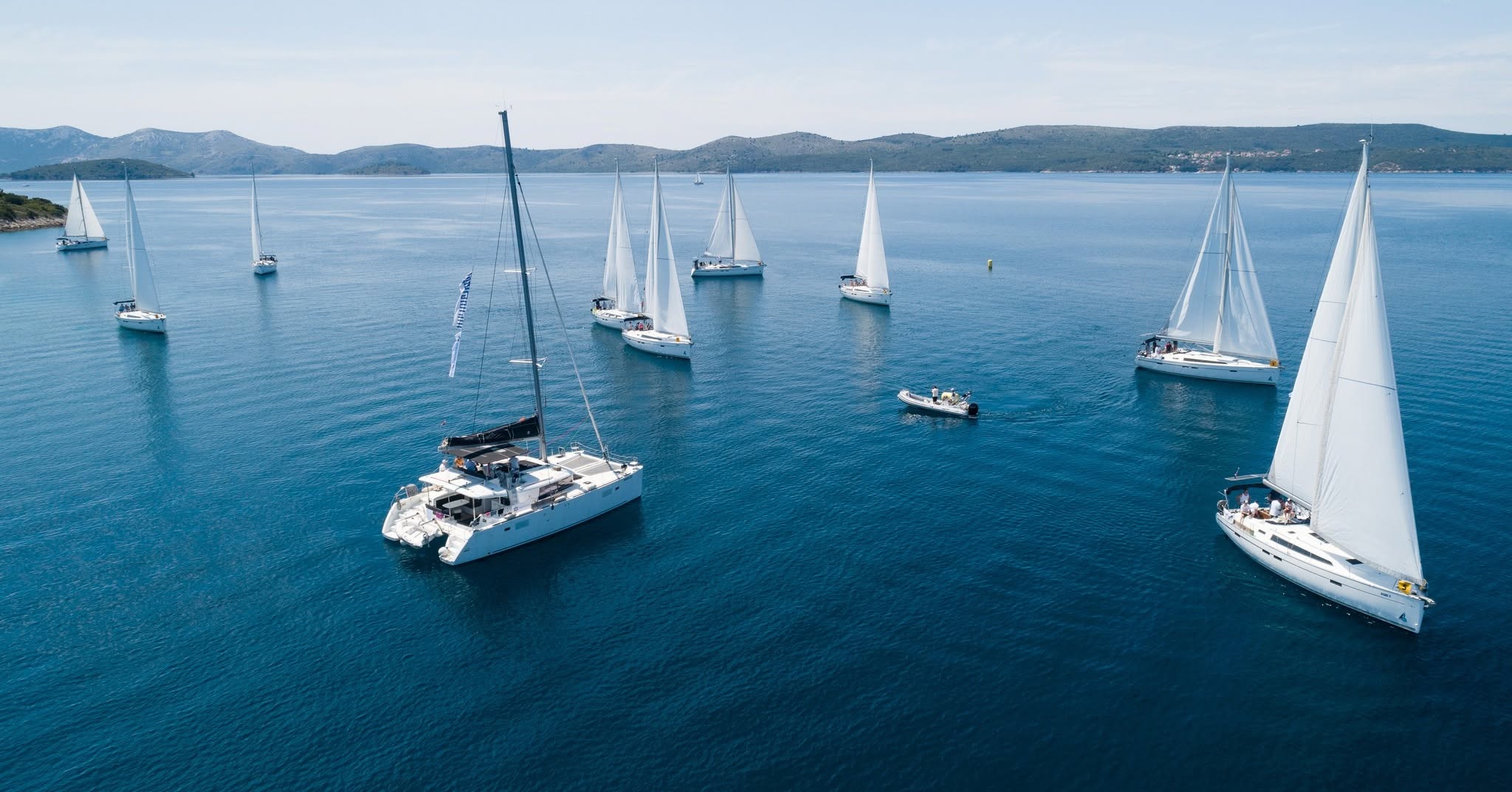 Flotila Gentleman Sailing na azúrovom mori